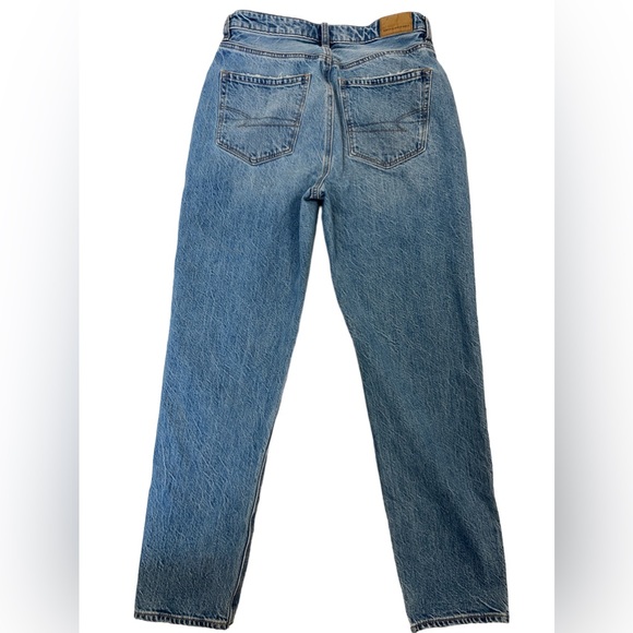 American Eagle Straight Mom High Rise Light Wash Blue Jeans Distressed Pockets 2 - Picture 2 of 16